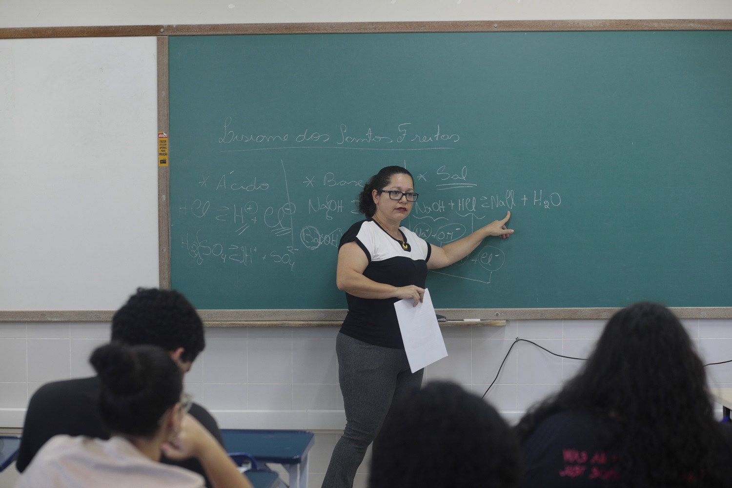 Professora Lisiane Freitas, chefe do Departamento de Química, ministrou a primeira aula no curso de nivelamento. (foto: janaÍna Cavalcante/Ascom UFS)